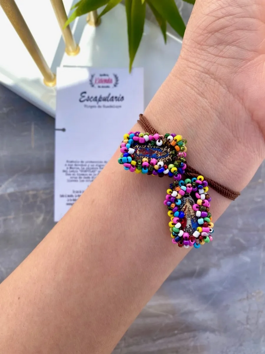 KD090116C- Escapulario Mini Divina Providencia con la Virgen de Gpe. de Colores