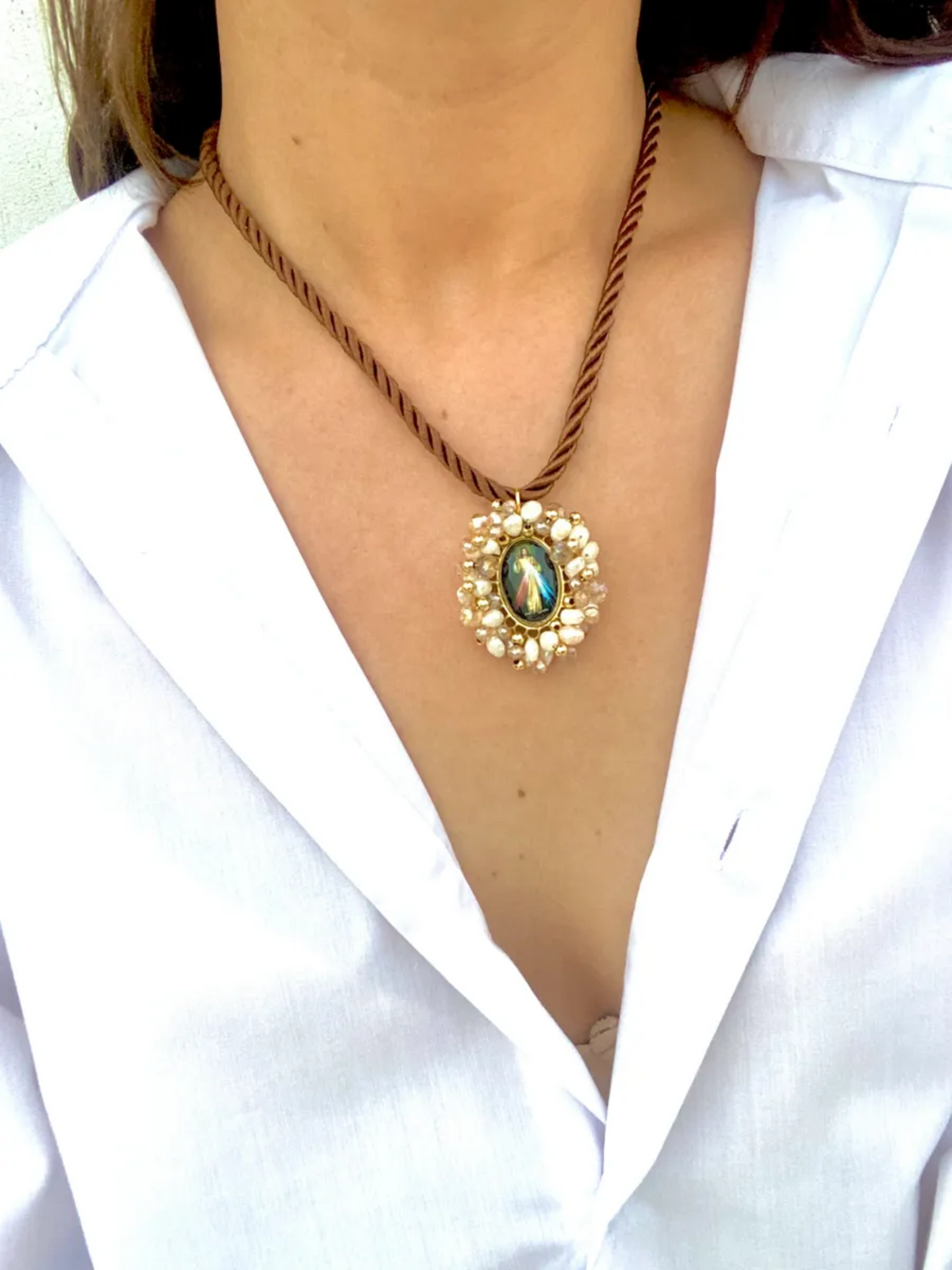 KD050774- Collar con Aretes de Cordón Divina Providencia