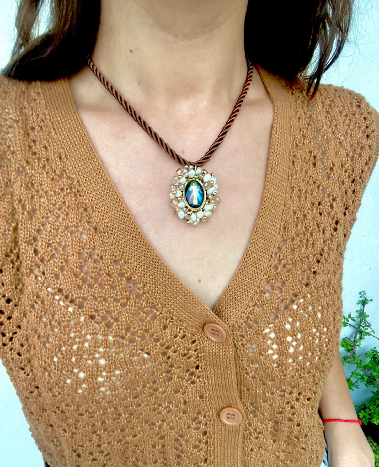 KD050774- Collar con Aretes de Cordón Divina Providencia