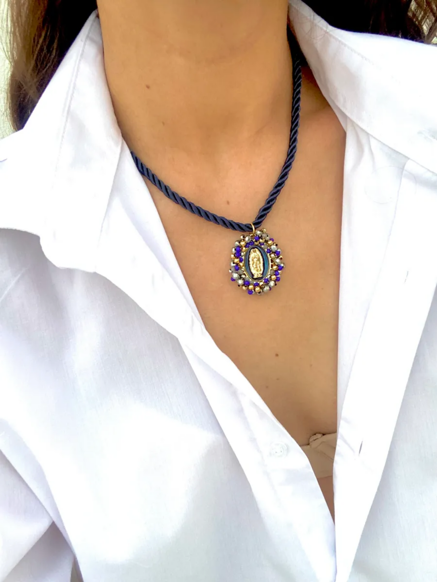 KD050775- Collar de Cuerda con Dije de Virgen de Gpe. en color Azul