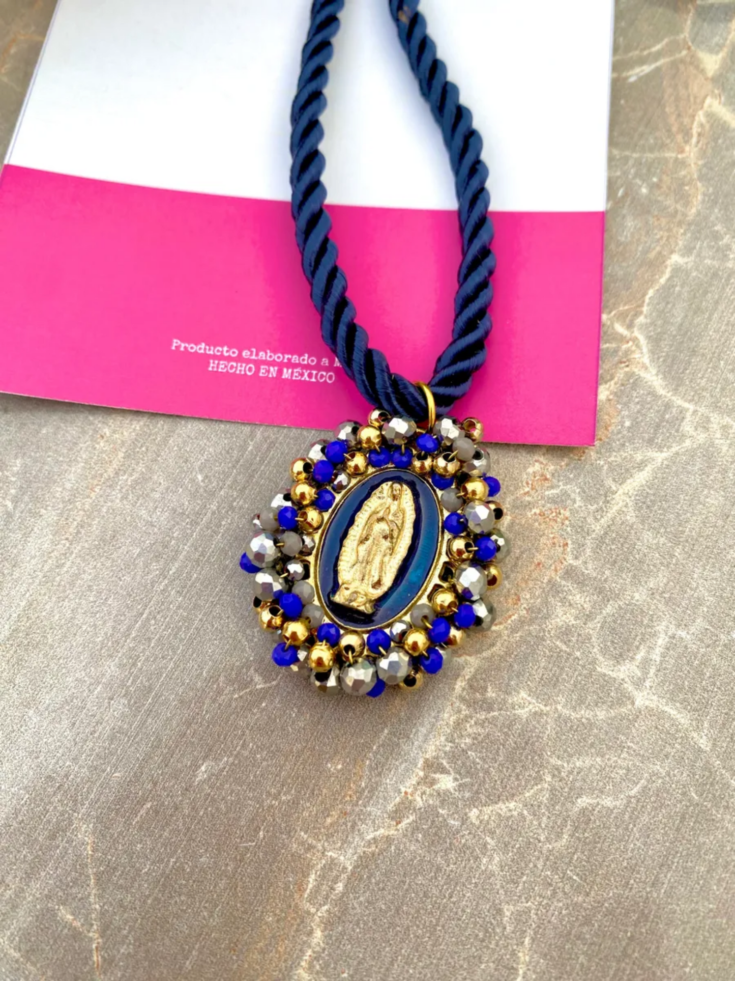 KD050775- Collar de Cuerda con Dije de Virgen de Gpe. en color Azul
