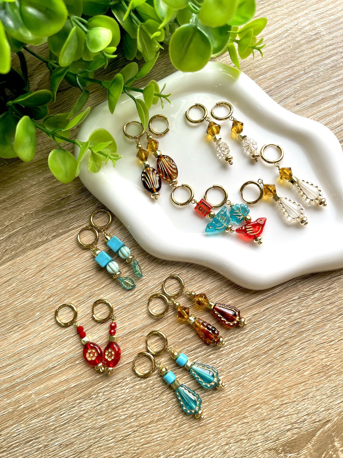 KD010458- Aretes Huggies Medianos con cuentas de Resina