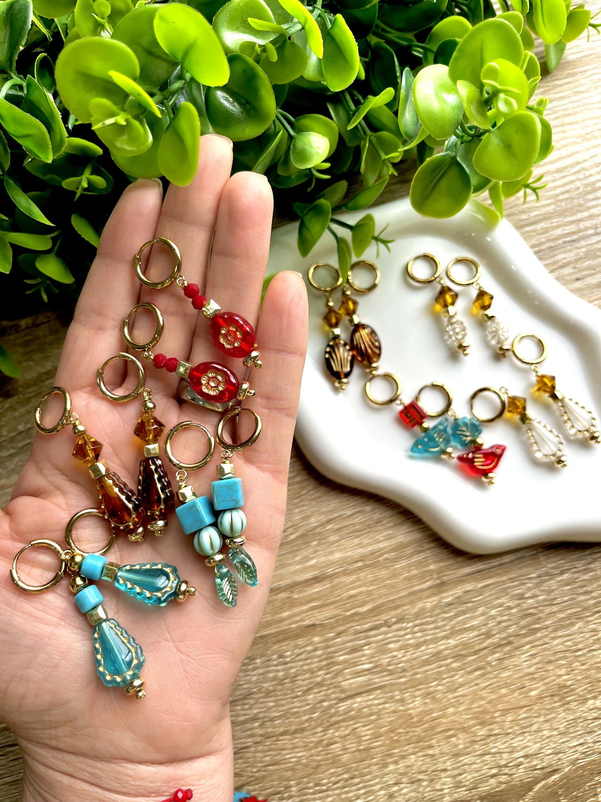 KD010458- Aretes Huggies Medianos con cuentas de Resina
