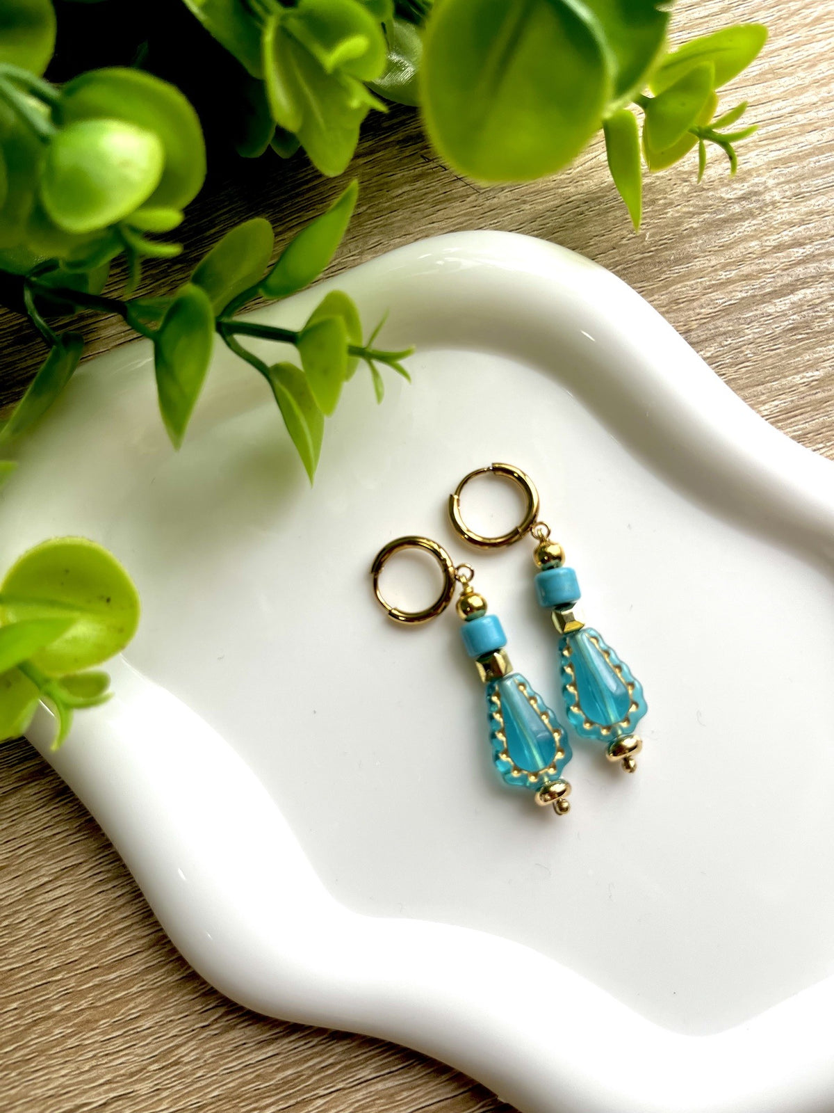 KD010458- Aretes Huggies Medianos con cuentas de Resina