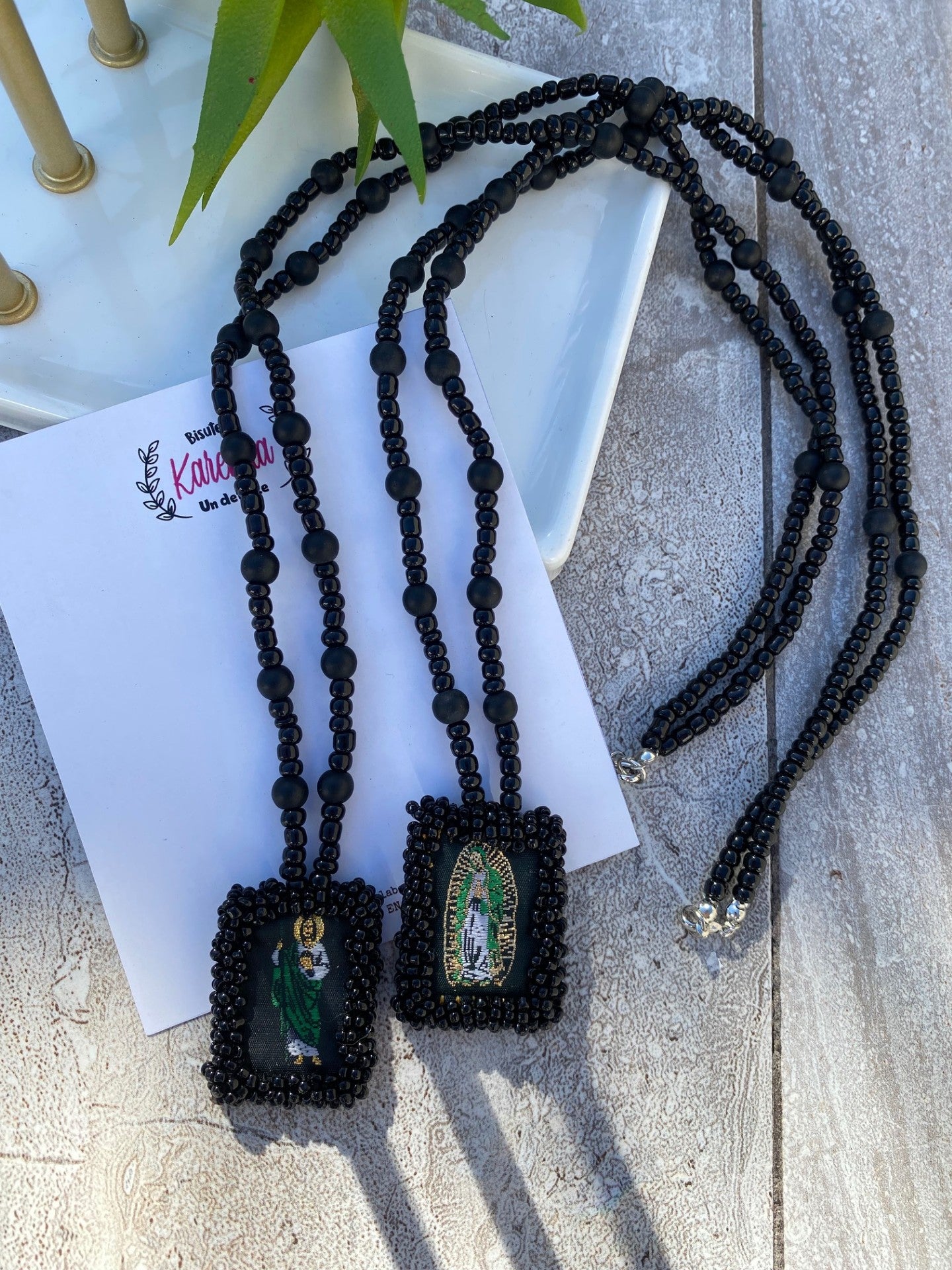 KD230020-Collar de Escapulario Bordado con Chaquira en color Negro