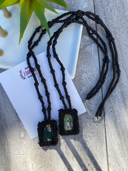 KD230020-Collar de Escapulario Bordado con Chaquira en color Negro