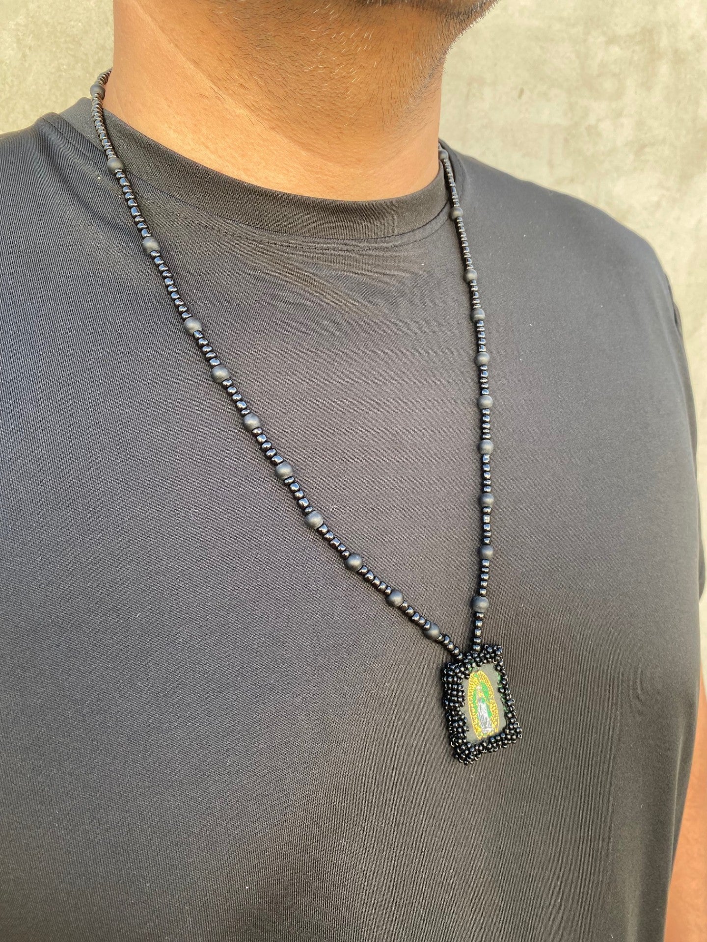KD230020-Collar de Escapulario Bordado con Chaquira en color Negro