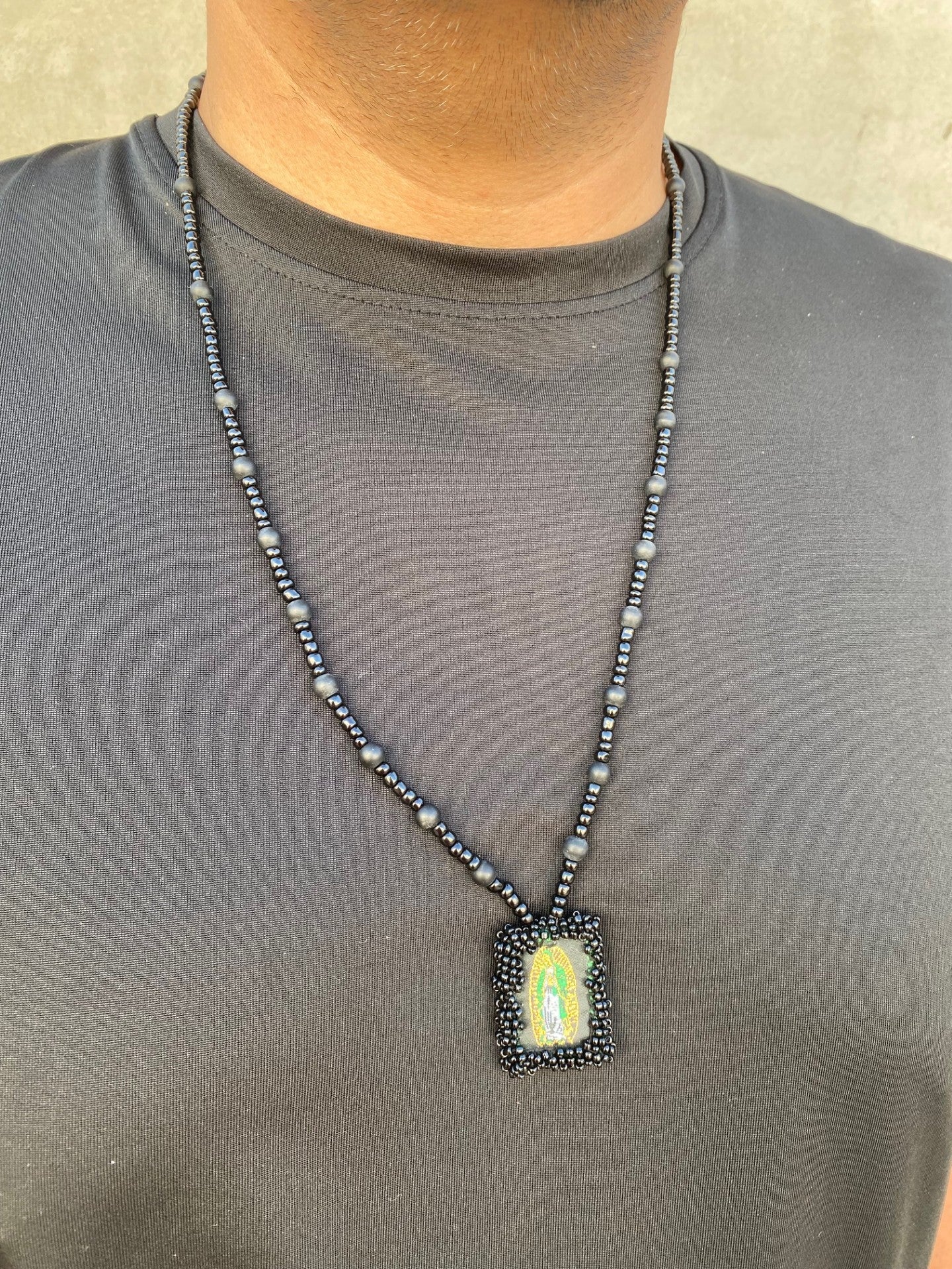 KD230020-Collar de Escapulario Bordado con Chaquira en color Negro