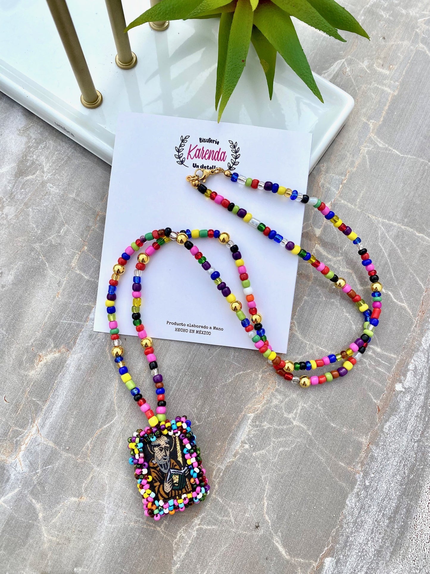 KD050138- Collar de Escapulario Bordado de San Benito con Chaquira