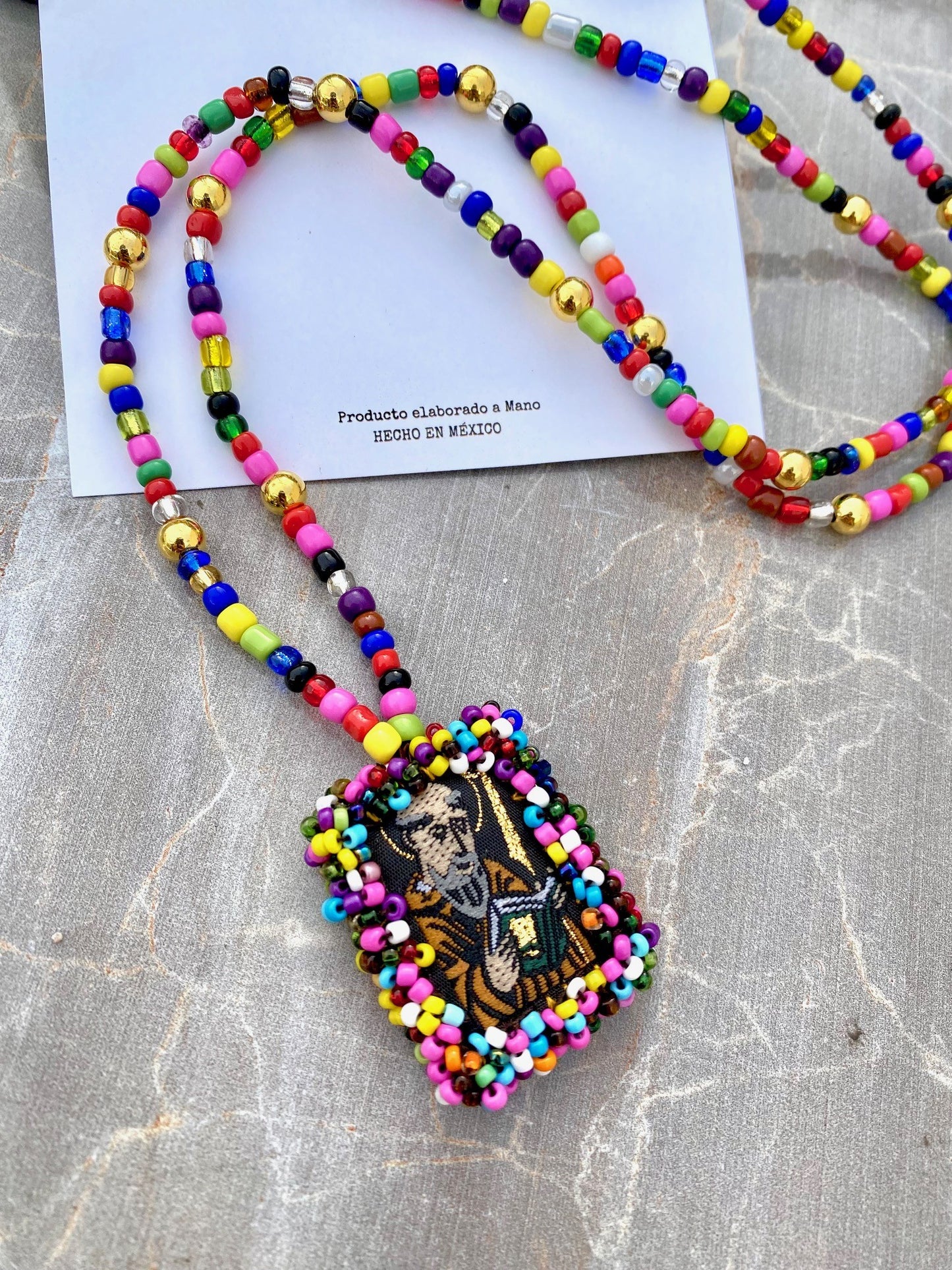 KD050138- Collar de Escapulario Bordado de San Benito con Chaquira