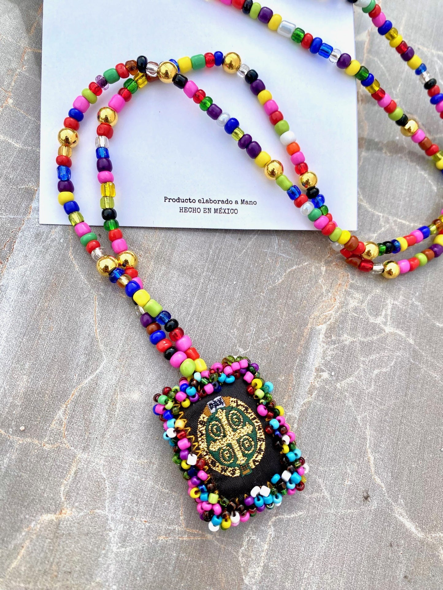 KD050138- Collar de Escapulario Bordado de San Benito con Chaquira