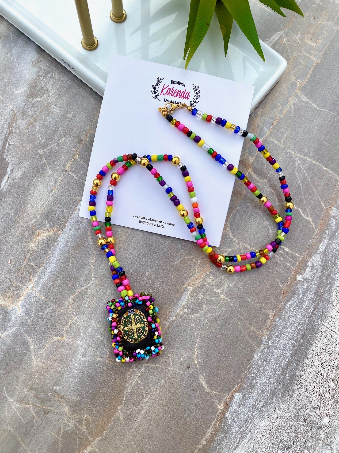 KD050138- Collar de Escapulario Bordado de San Benito con Chaquira