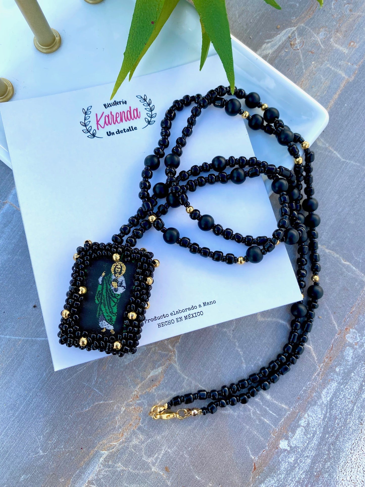 KD230020CH-Collar de Escapulario San Judas Tadeo Negro con detalles de Chapa