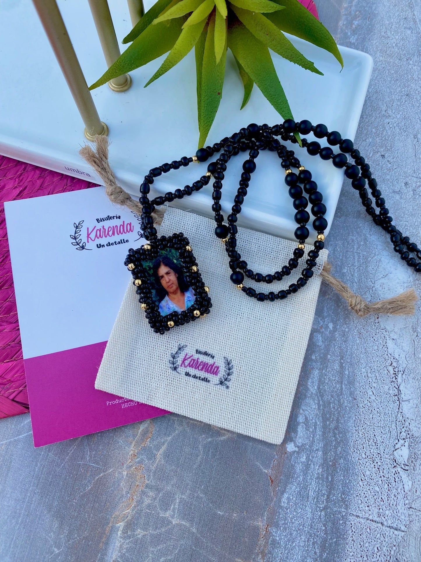 KD050161D- Collar Personalizado con Fotografía en color Negro con Detalles Dorados