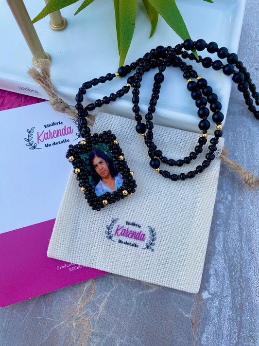 KD050161D- Collar Personalizado con Fotografía en color Negro con Detalles Dorados